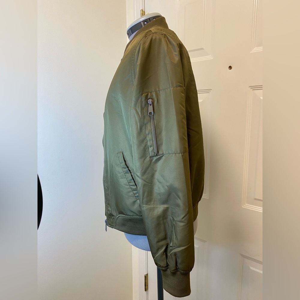 Forever 21 khaki green bomber jacket Unisex size medium